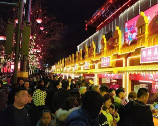 美食街哪家在用包子餃子一體機